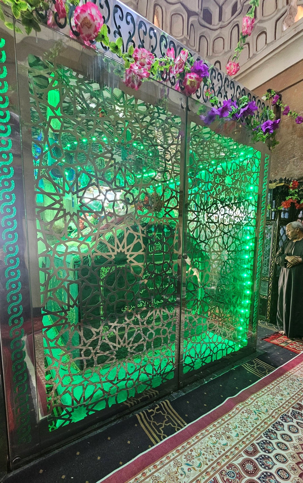 تزيين الضريح والمقام بالبلالين والورود تزيين الضريح والمقام بالبلالين والورود