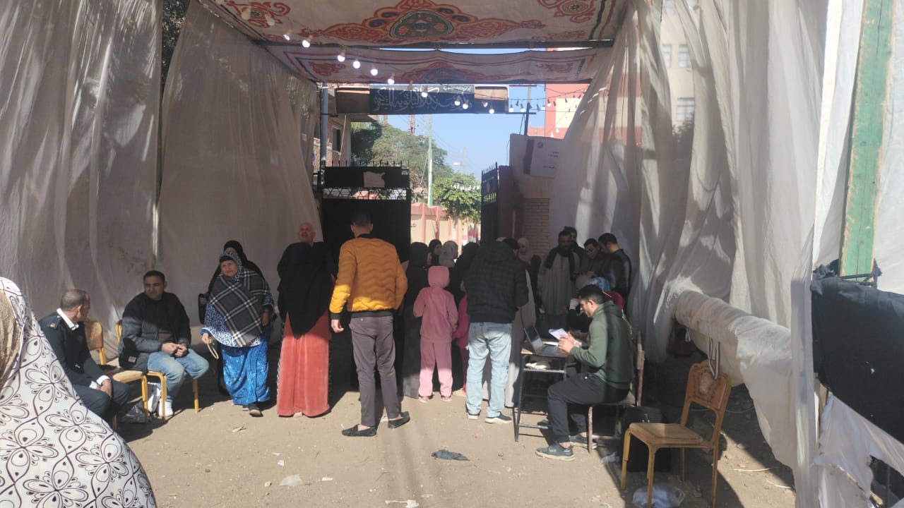 إقبال المواطنين بلجان منشأة القناطر فى جولة الإعادة لانتخابات نواب 2025 (2)