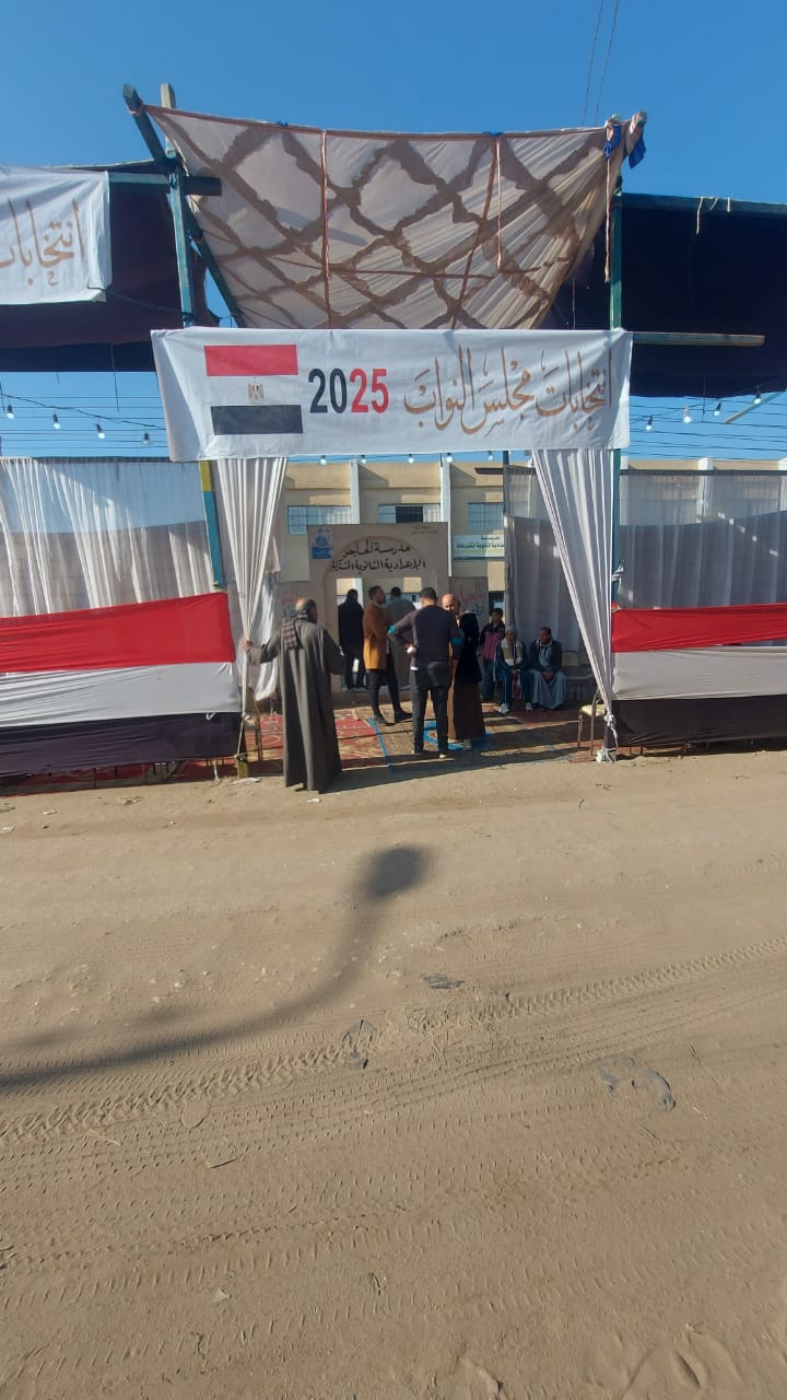 إقبال المواطنين بلجان منشأة القناطر فى جولة الإعادة لانتخابات نواب 2025 (4)