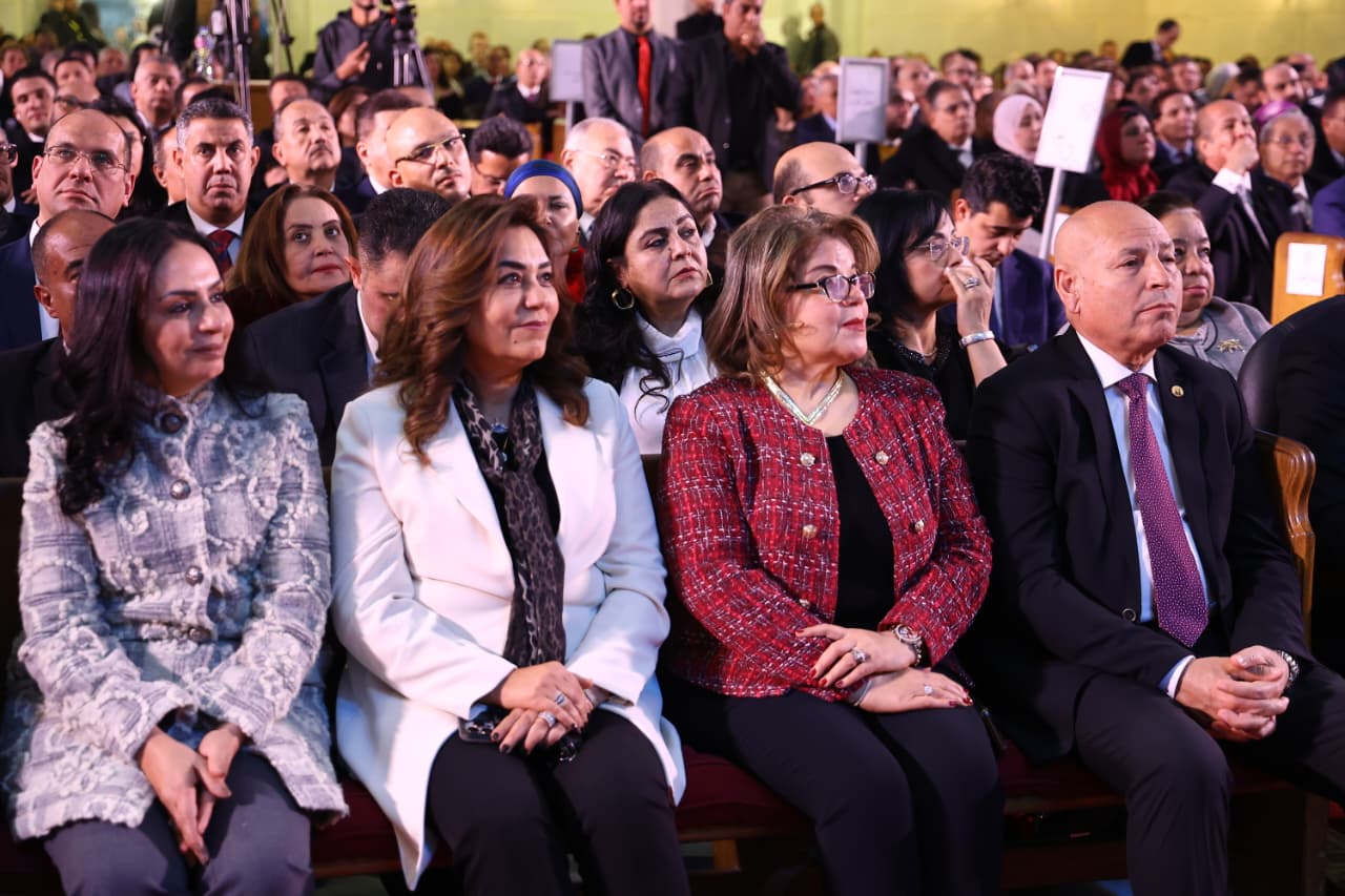 مجموعة من الوزراء يهنئون البابا بعيد الميلاد