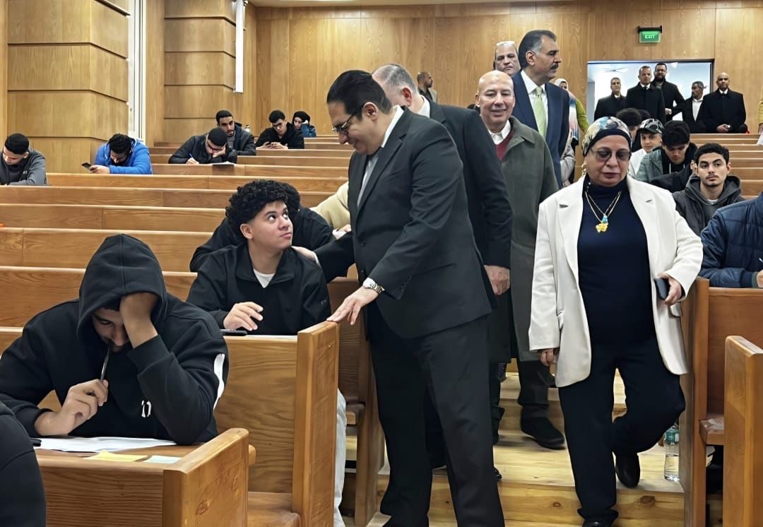 رئيس جامعة القاهرة يتفقد امتحانات الجامعة الأهلية والفرع الدولي (3)