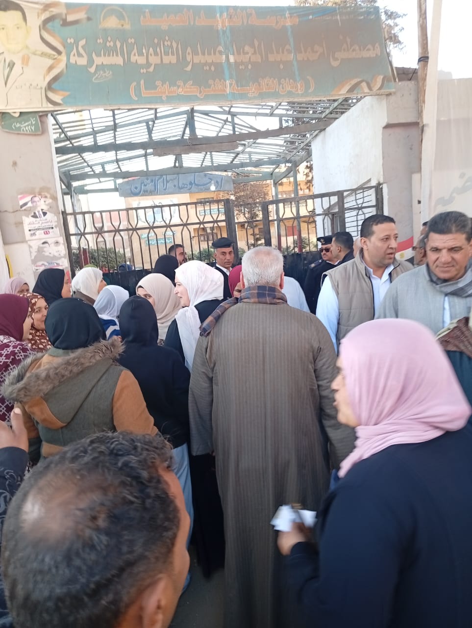 إقبال المواطنين بلجان منشأة القناطر فى جولة الإعادة لانتخابات نواب 2025 (3)