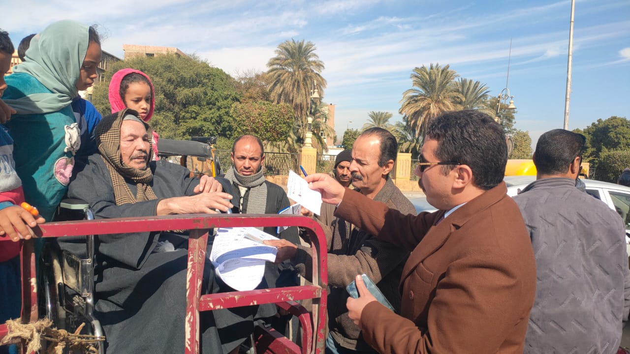 رئيس لجنة بالأقصر يخرج لمواطن على تروسيكل للحصول على تصويته رئيس لجنة بالأقصر يخرج لمواطن على تروسيكل للحصول على تصويته