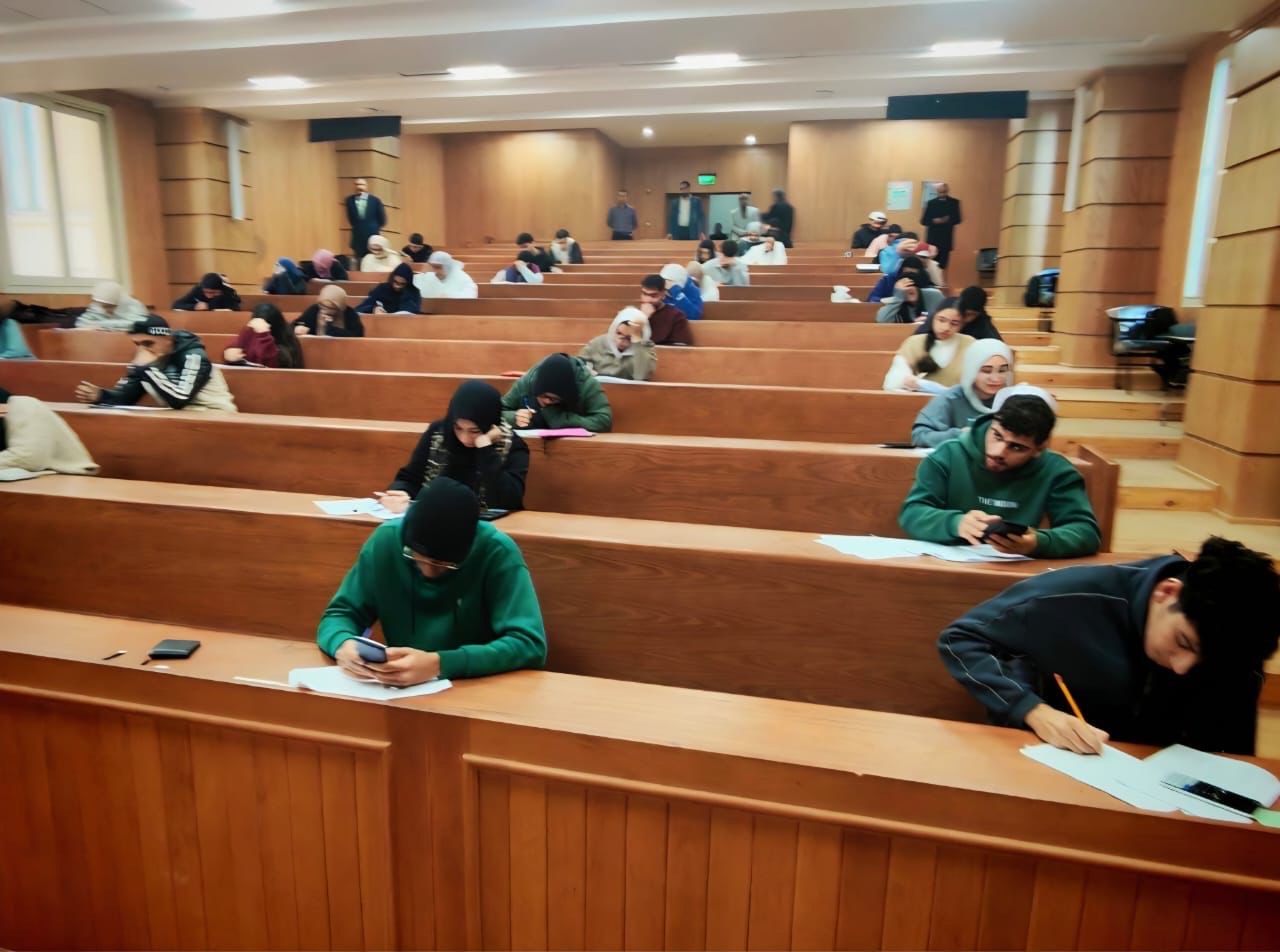 رئيس جامعة القاهرة يتفقد امتحانات الجامعة الأهلية والفرع الدولي (4)