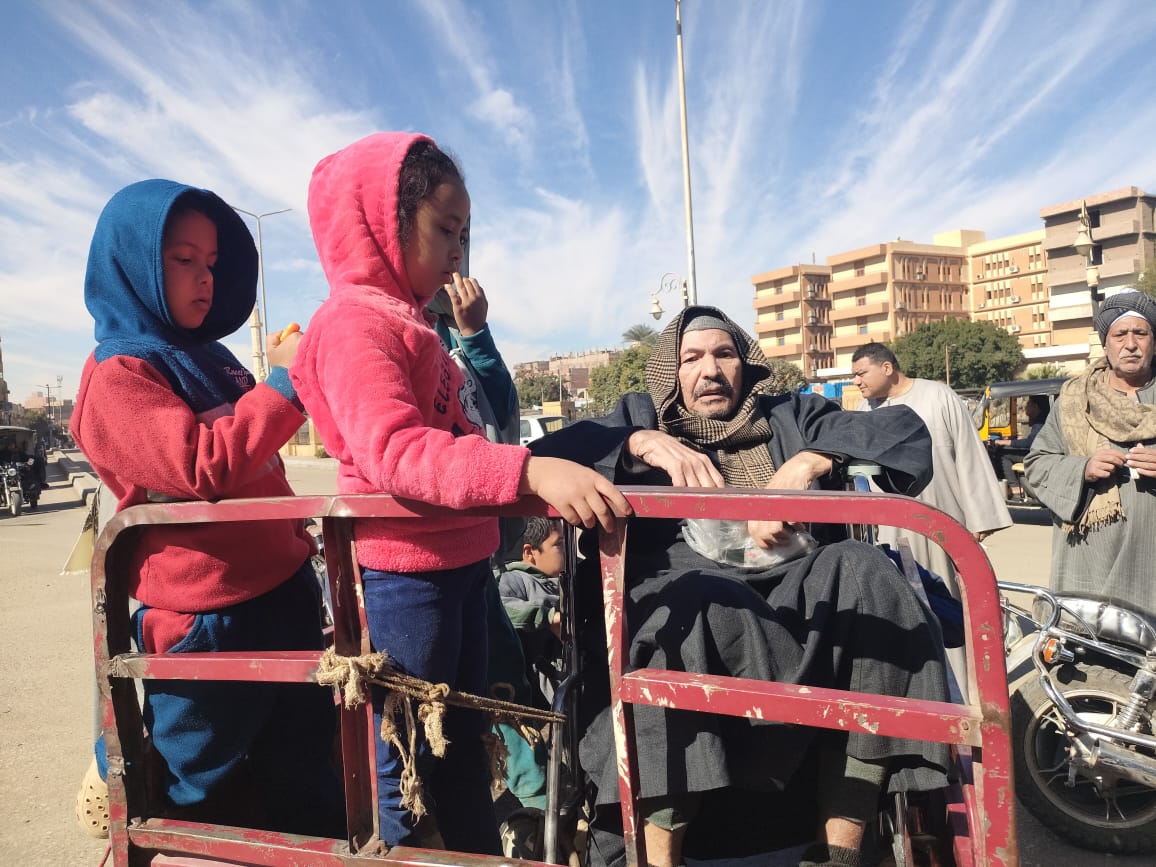 مواطن على تروسيكل يدلى بصوته مواطن على تروسيكل يدلى بصوته