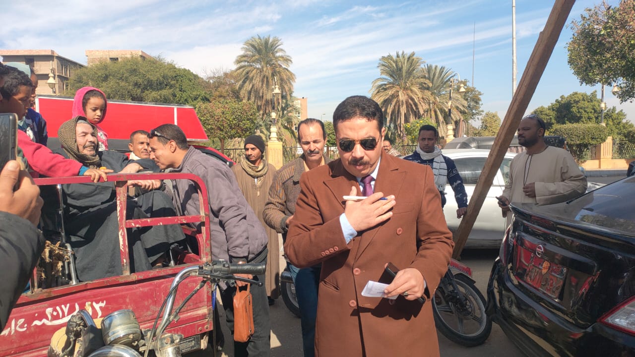 رئيس لجنة بالأقصر يخرج لمواطن على تروسيكل رئيس لجنة بالأقصر يخرج لمواطن على تروسيكل