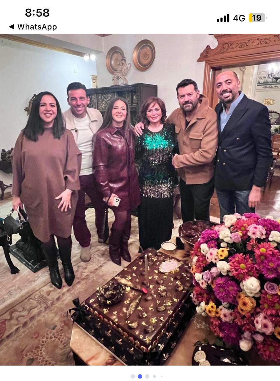 شكرا عيلتي الجميلة .. الهام شاهين اثناء احتفالها بعيد ميلادها برفقة اصدقائها (3)