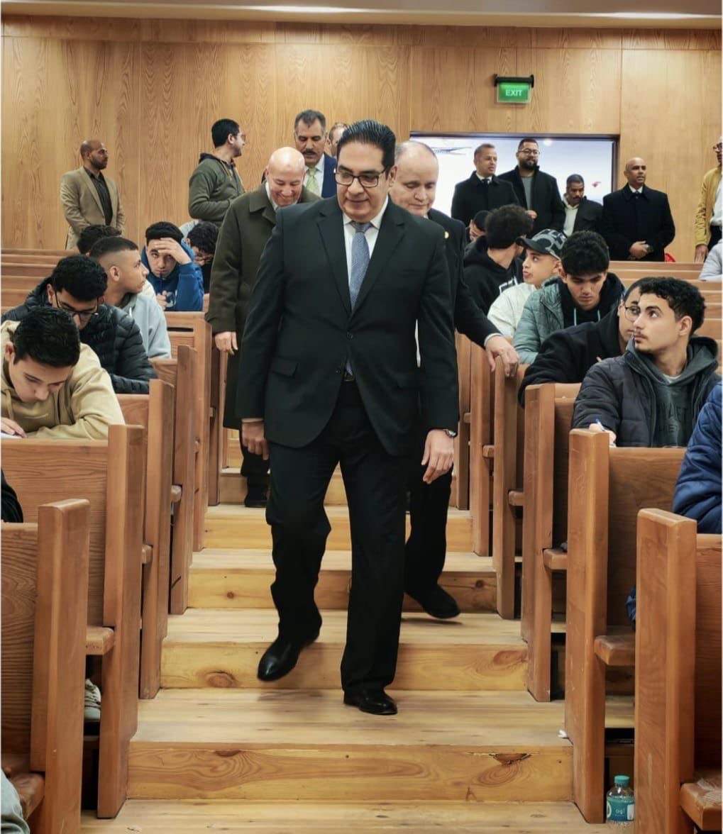 رئيس جامعة القاهرة يتفقد امتحانات الجامعة الأهلية والفرع الدولي (5)