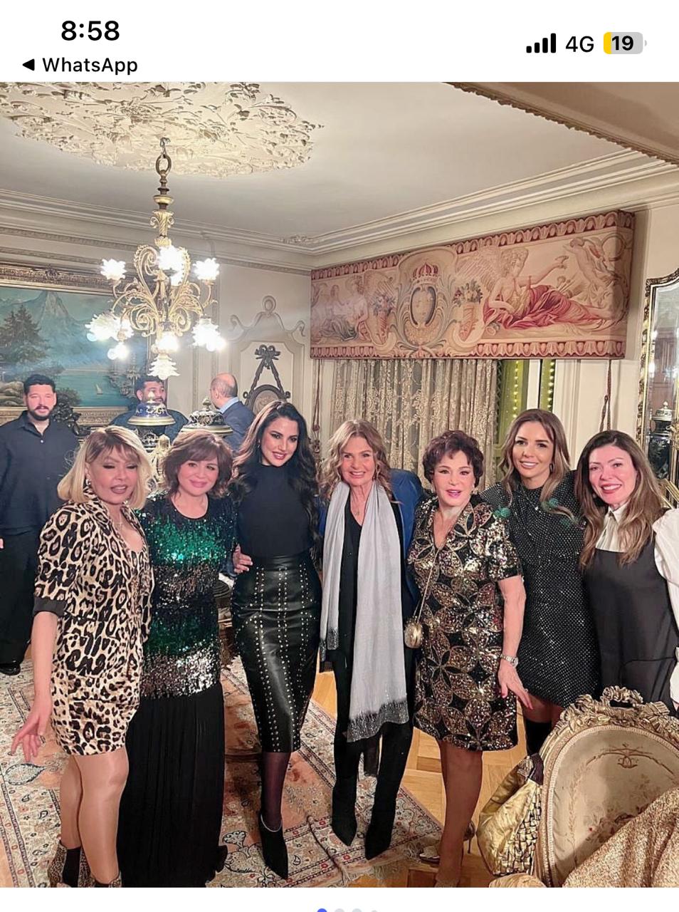 شكرا عيلتي الجميلة .. الهام شاهين اثناء احتفالها بعيد ميلادها برفقة اصدقائها (1)