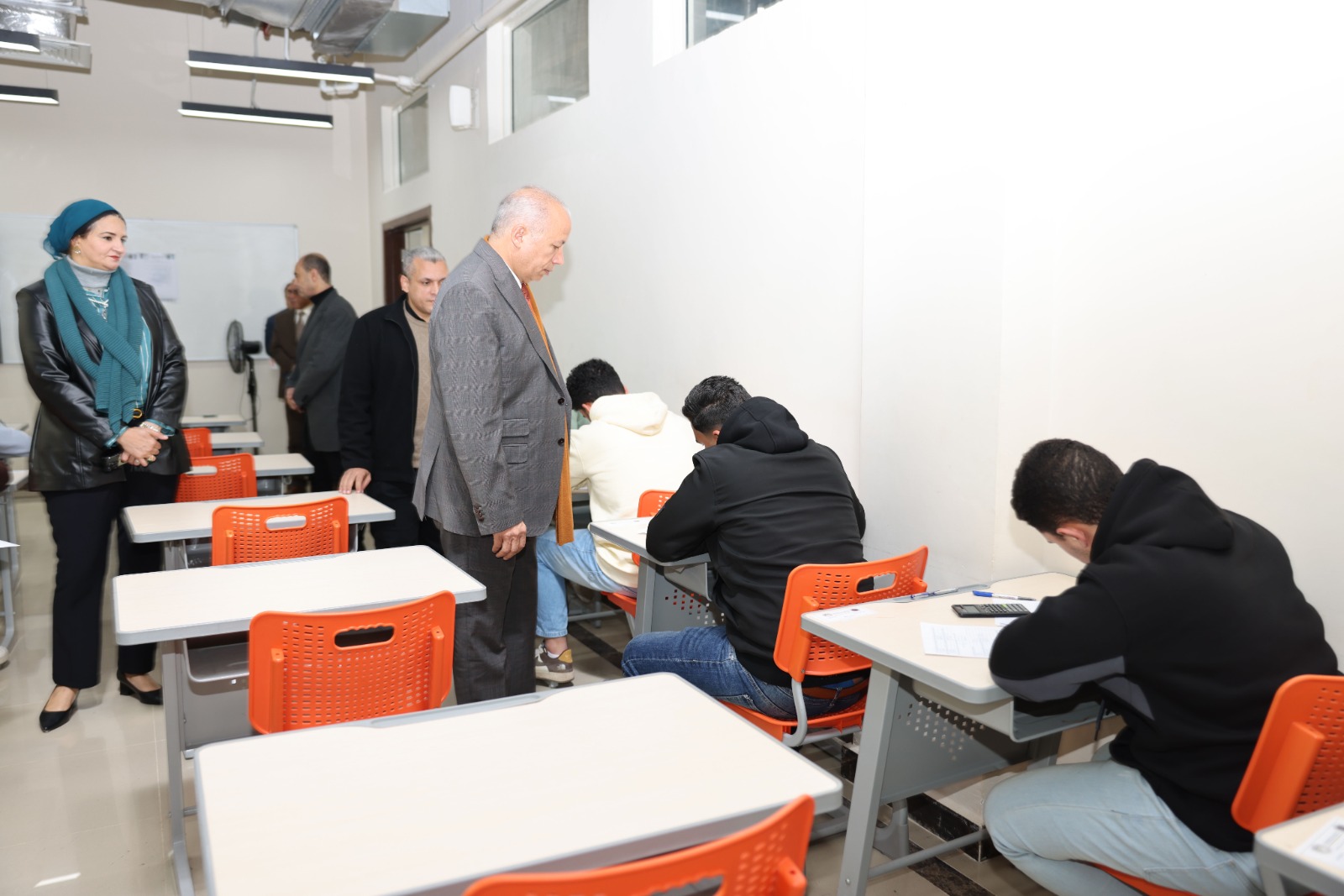 رئيس جامعة جامعة المنصورة الأهلية يتفقد الامتحانات رئيس جامعة جامعة المنصورة الأهلية يتفقد الامتحانات