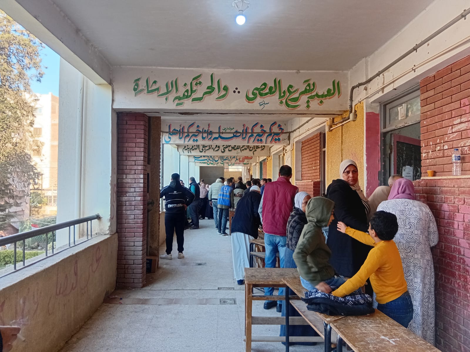 إقبال المواطنين بلجان منشأة القناطر فى جولة الإعادة لانتخابات نواب 2025 (1)