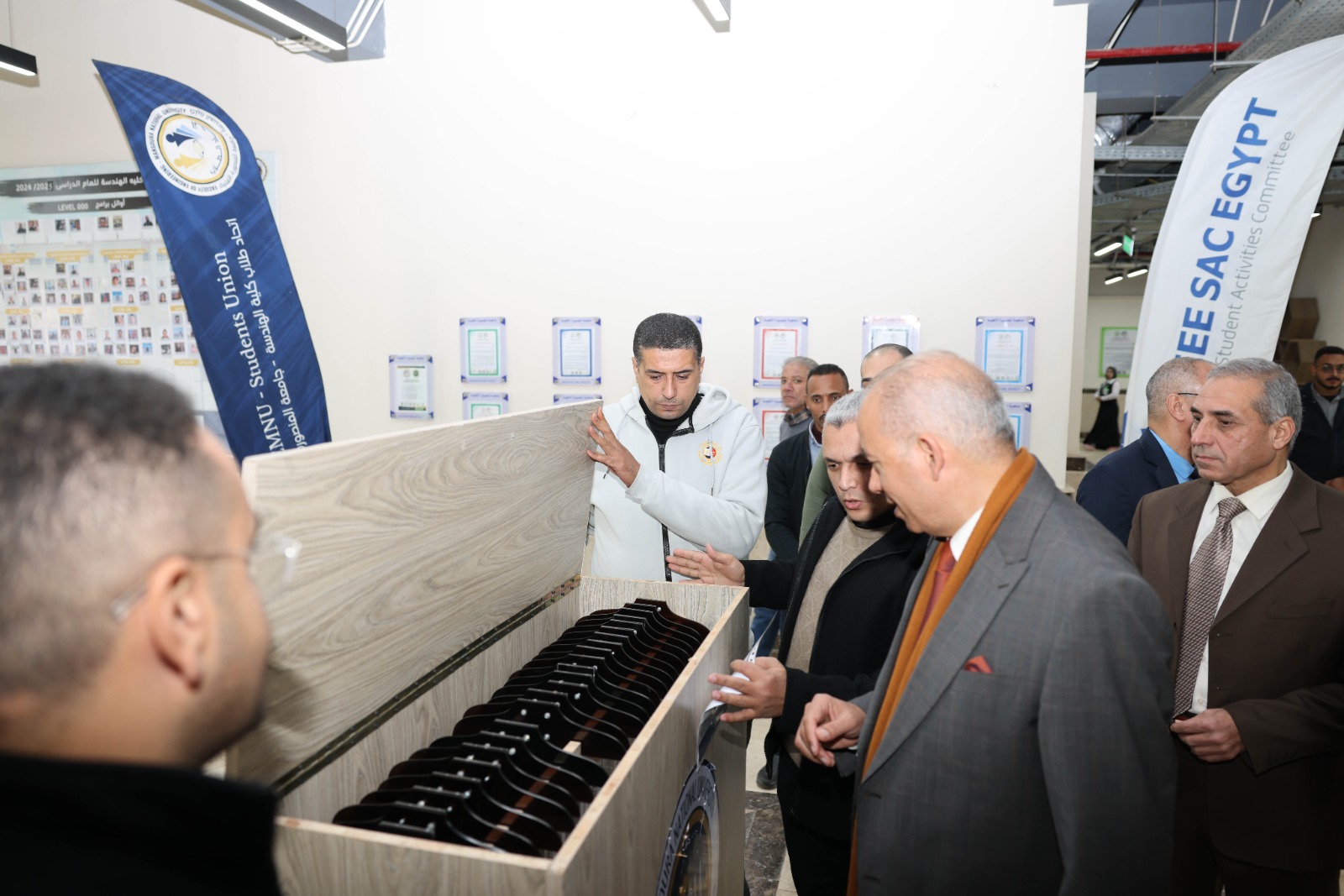 داخل ورشة كلية الهندسة داخل ورشة كلية الهندسة