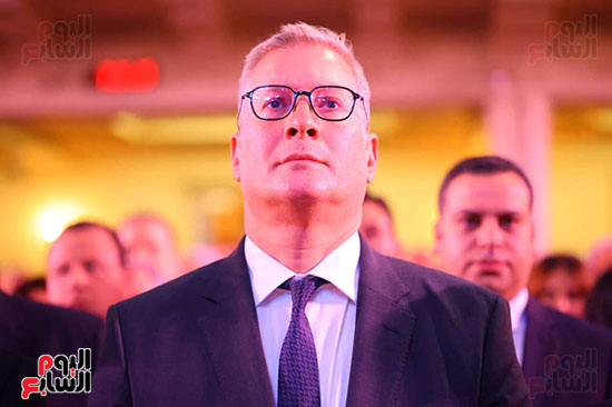 وزير البترول خلال تقديمه التهنئة بكنيسة قصر الدبارة