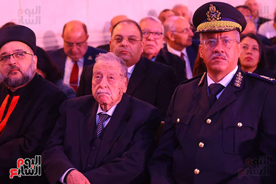 أحد قيادات وزارة الداخلية خلال تقديم التهنئة بعيد الميلاد المجيد