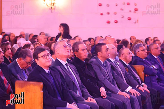 وزراء البترول والثقافة وأحد المسلمانى خلال تقديم التهنئة بعيد الميلاد