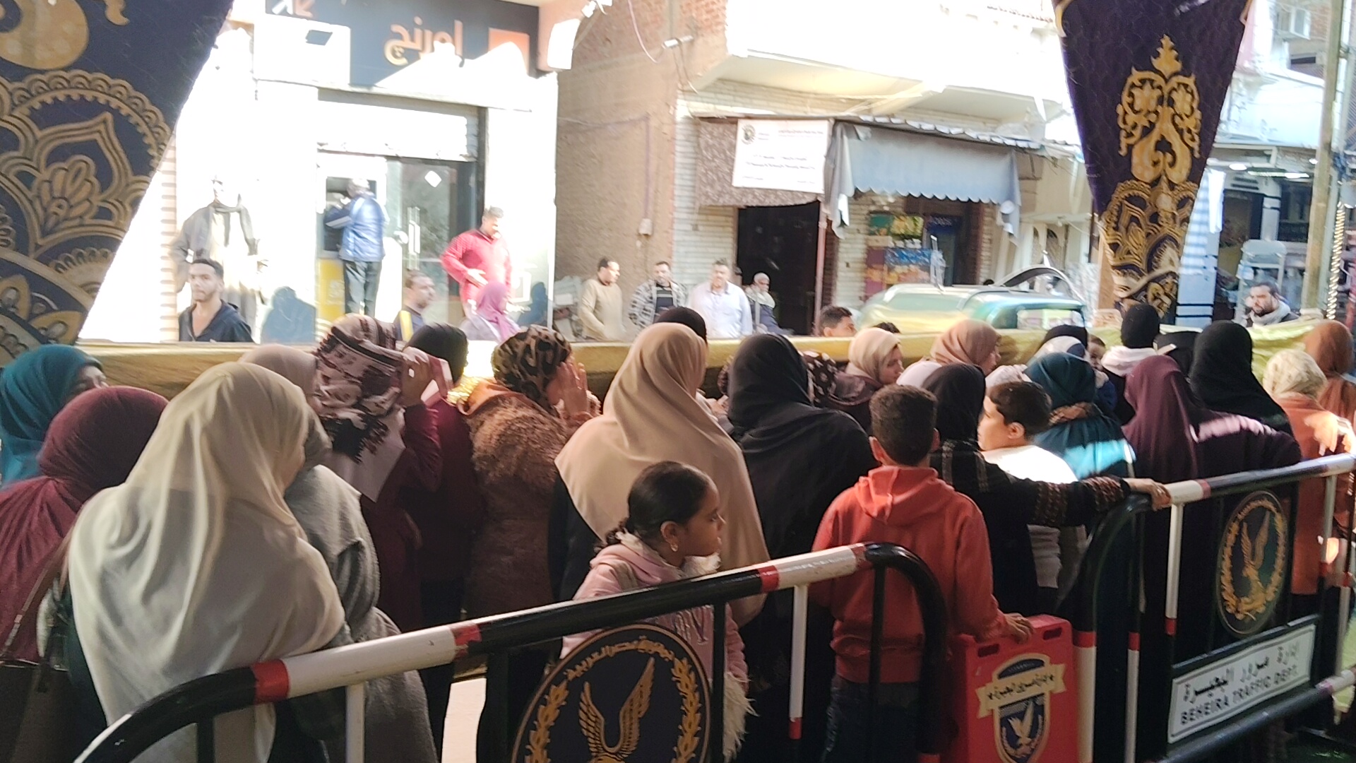 طابور السيدات امام اللجان طابور السيدات امام اللجان