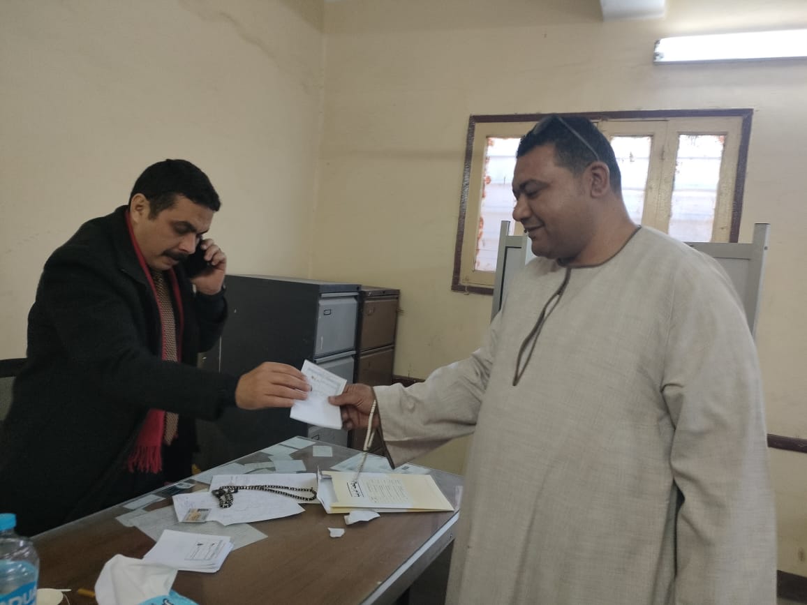 دعم المواطنين خلال الإدلاء بأصواتهم على لجان إنتخابات الأقصر