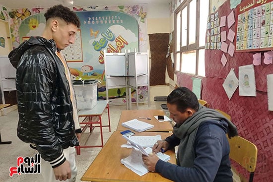 الناخبين يدلون بأصواتهم