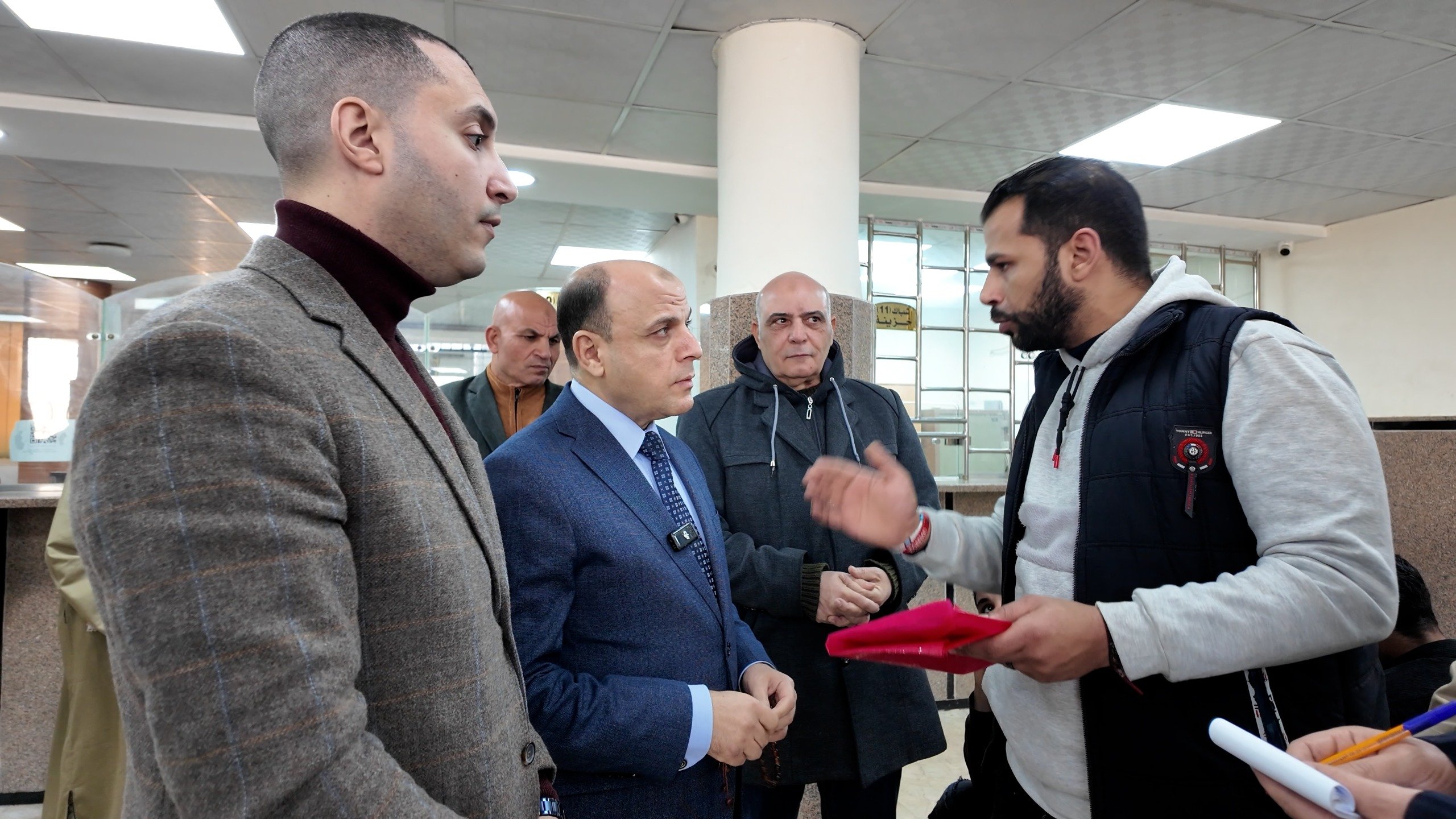 جانب من الاستماع لشكوى المواطنين جانب من الاستماع لشكوى المواطنين