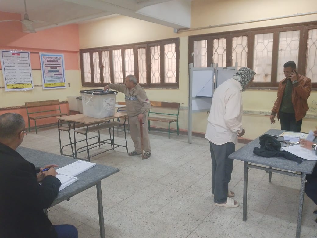 كبار السن يشاركون في أخر أيام انتخابات النواب بالوراق
