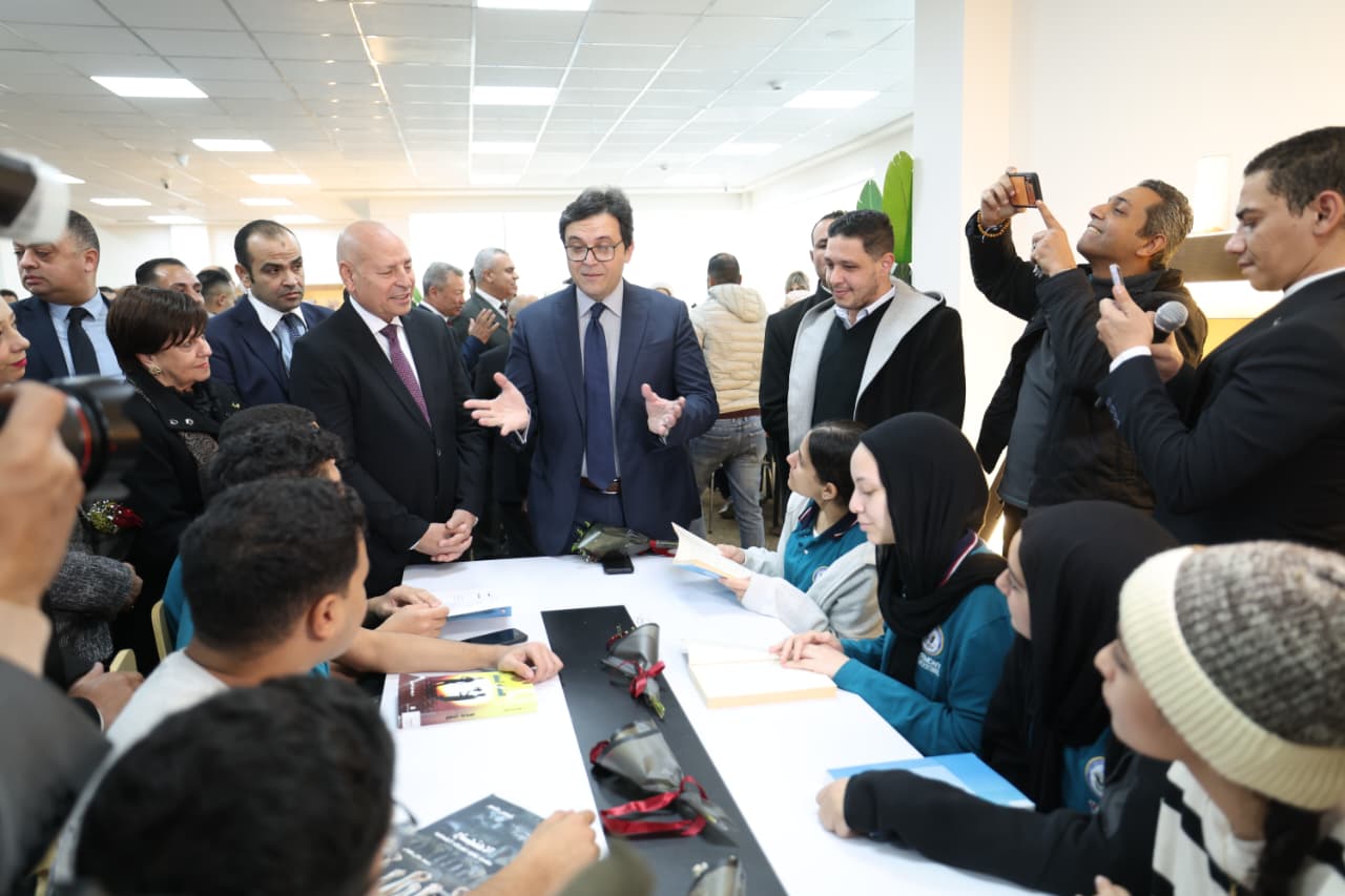 أثناء افتتاح المكتبة