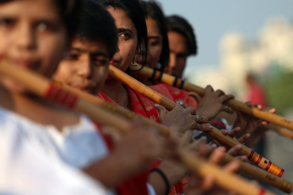 عازفو الفلوت الهنود يتدربون في منطقة مارين درايف في مومباي استعداداً لعزف سيمفونية الفلوت (5)