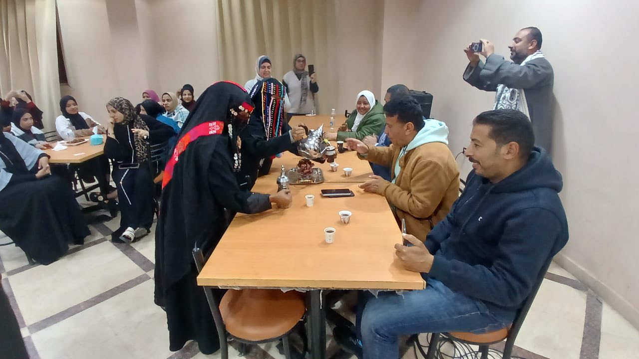 عرض منتجات الفتيات ضمن لقاء تثقيفي بالأقصر حول المشروعات الصغيرة