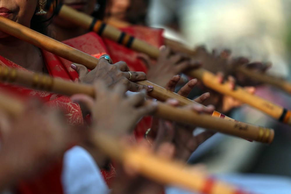 عازفو الفلوت الهنود يتدربون في منطقة مارين درايف في مومباي استعداداً لعزف سيمفونية الفلوت (3)