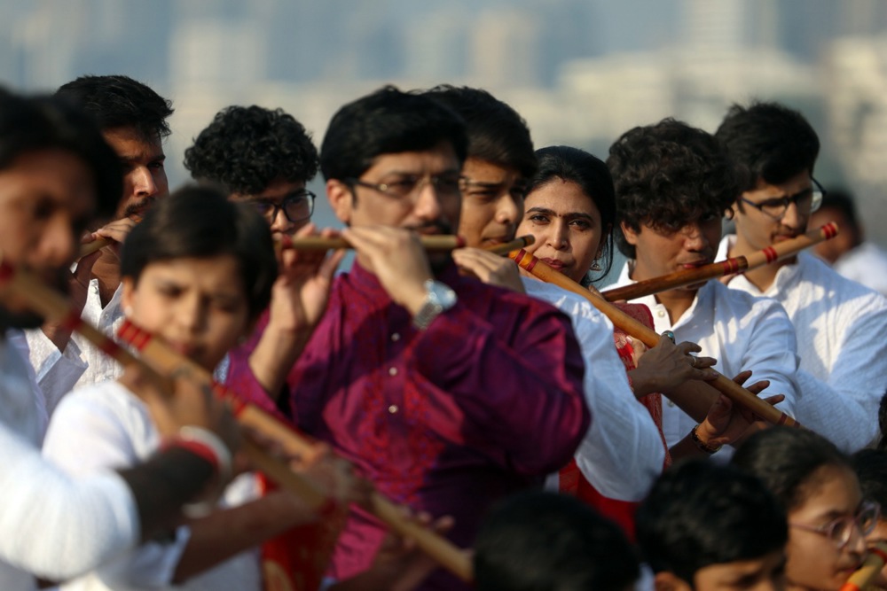 عازفو الفلوت الهنود يتدربون في منطقة مارين درايف في مومباي استعداداً لعزف سيمفونية الفلوت (7)