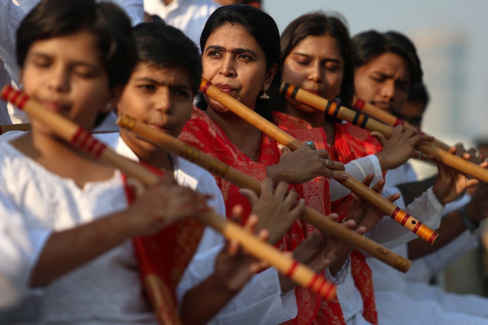 عازفو الفلوت الهنود يتدربون في منطقة مارين درايف في مومباي استعداداً لعزف سيمفونية الفلوت (8)