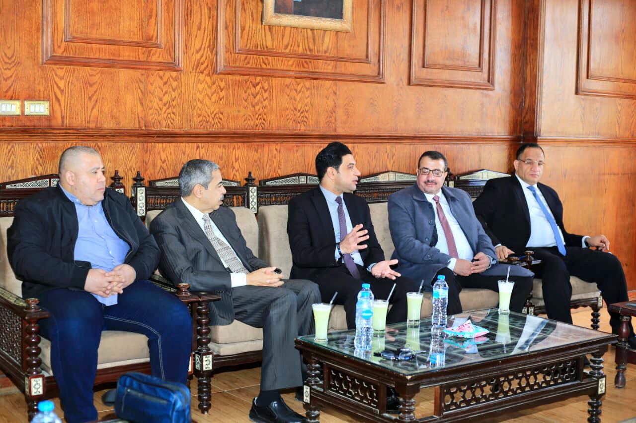 نائب محافظ سوهاج يزور نادي القضاة 