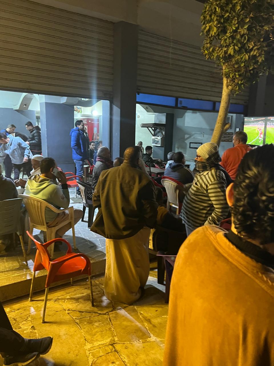 المواطنين علي مقاهي الدقهلية لمتابعة اللقاء