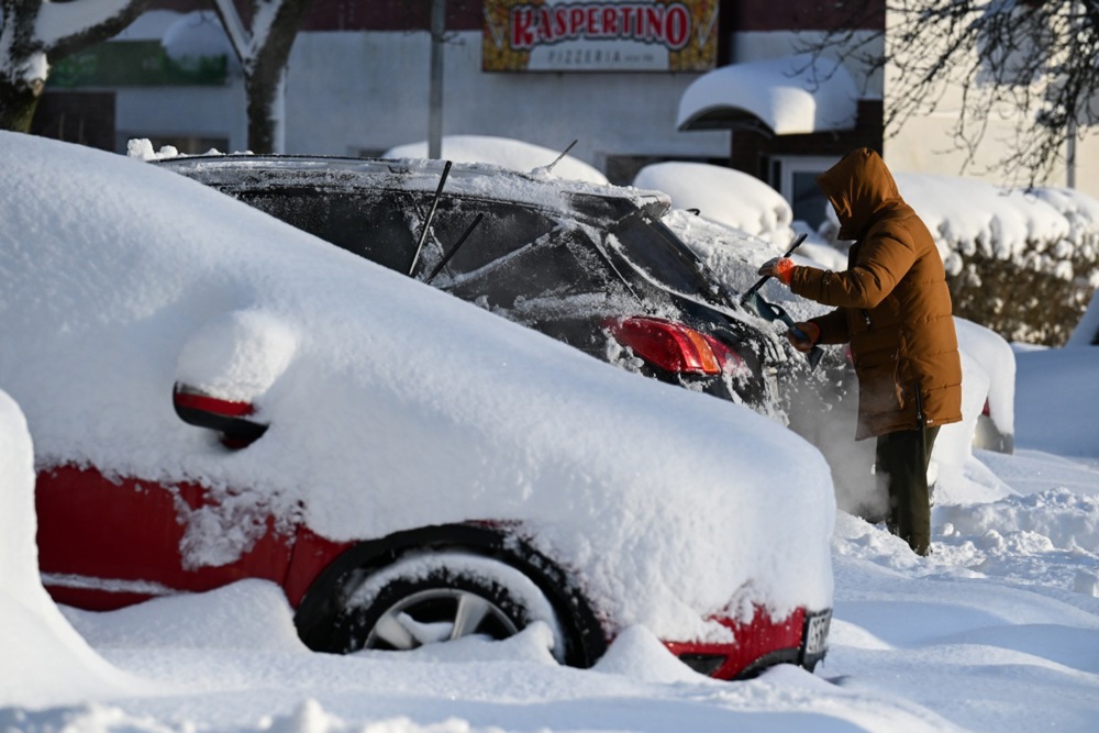 حديقةً مُغطاةً بالثلوج في وارسو، بولندا (1)