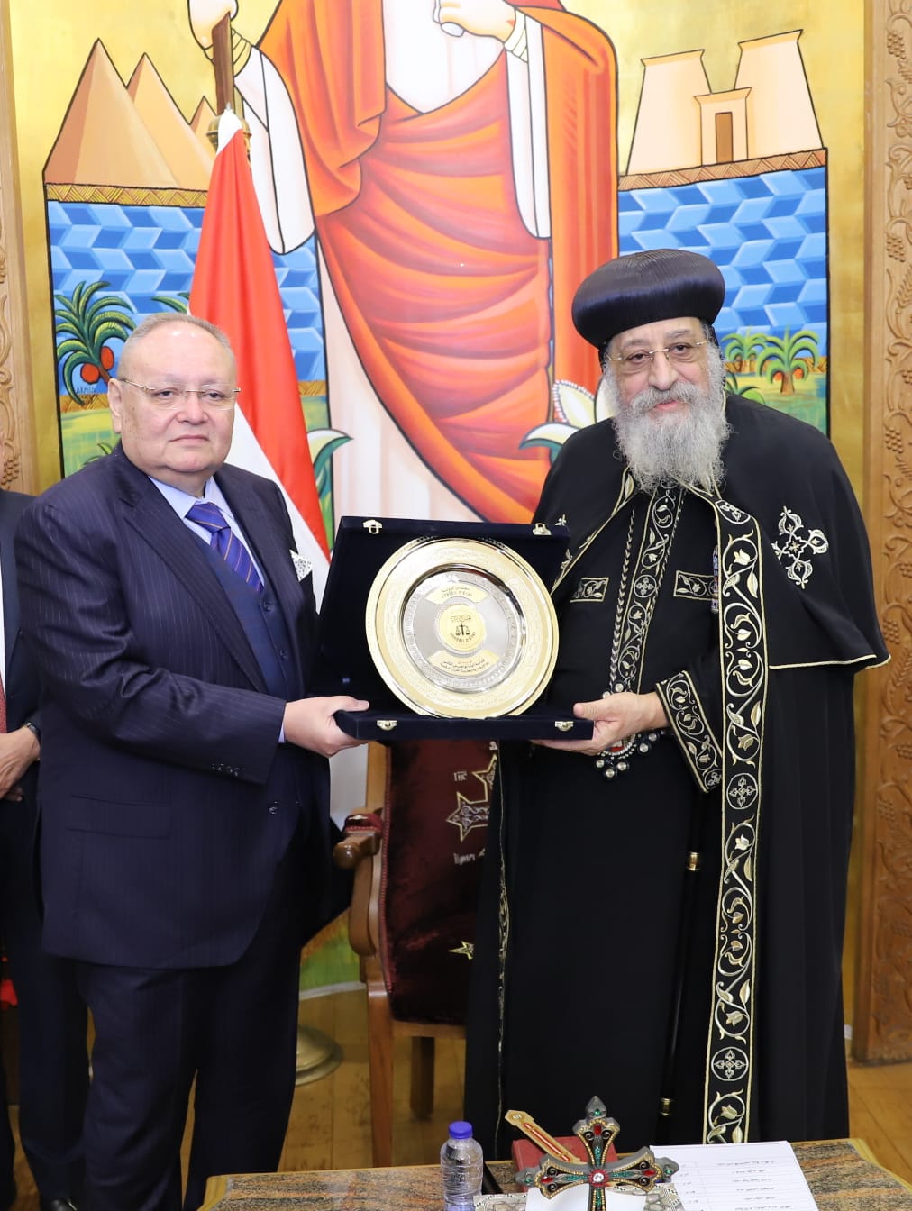 رئيس مجلس الدولة يقدم التهنئة لقداسة البابا تواضروس الثاني بمناسبة عيد الميلاد المجيد (1)