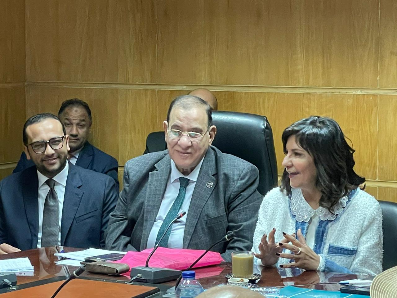 خلال الاجتماع (4)