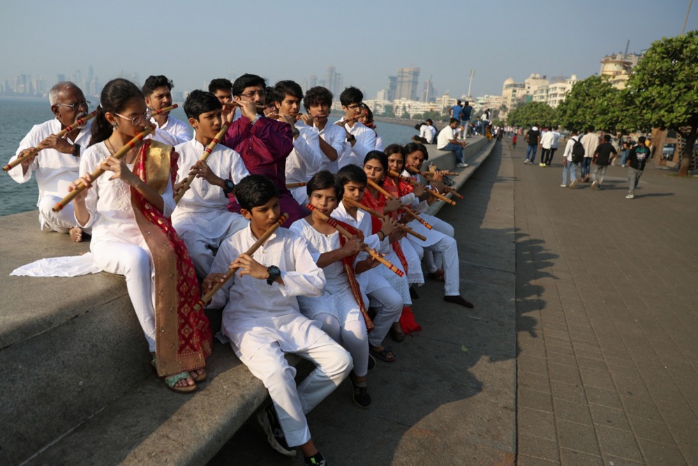 عازفو الفلوت الهنود يتدربون في منطقة مارين درايف في مومباي استعداداً لعزف سيمفونية الفلوت (4)
