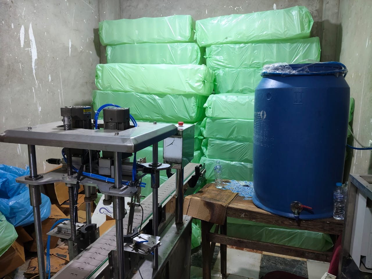 جانب من تشميع منشأة لتعبئة المياه العادية