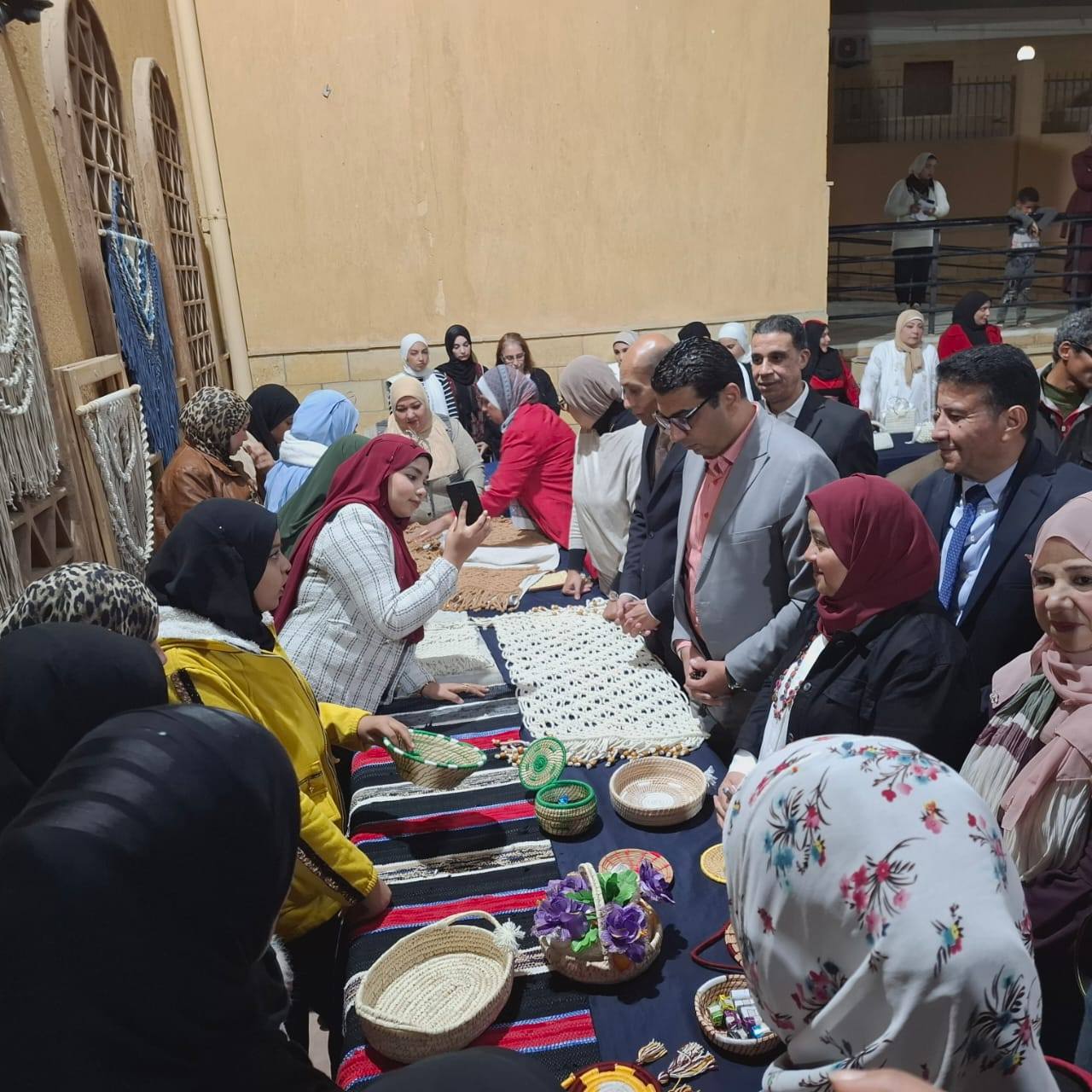 الحضور يتفقدون نتائج الورش الفنية والحرفية التي نُفذت على مدار الملتقى الحضور يتفقدون نتائج الورش الفنية والحرفية التي نُفذت على مدار الملتقى