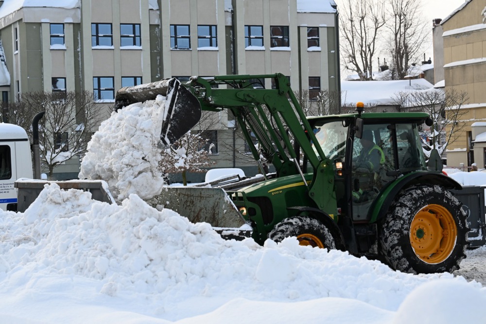  حديقةً مُغطاةً بالثلوج في وارسو، بولندا (7)