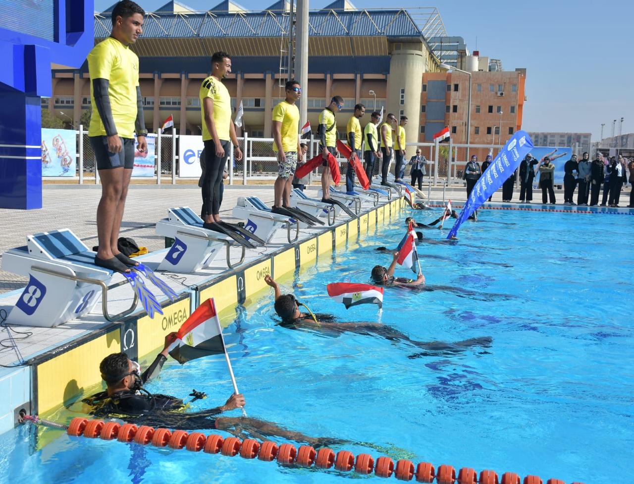 السباحون في العرض