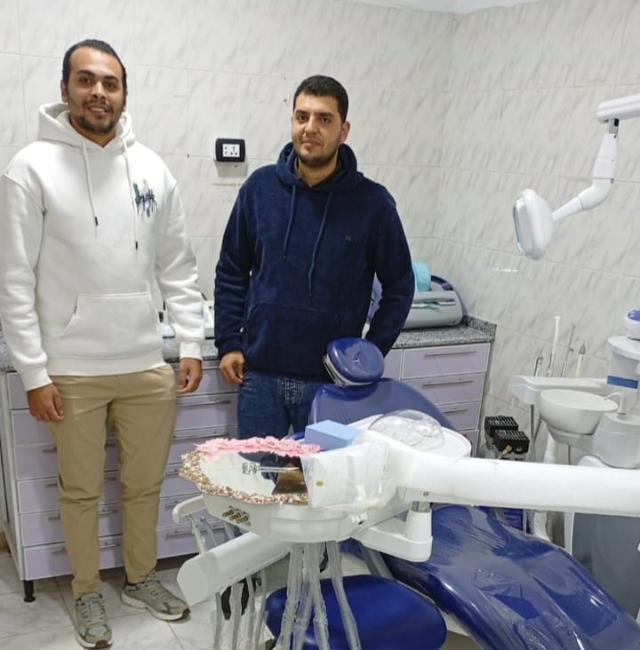 طبيب الأسنان بالعيادة طبيب الأسنان بالعيادة