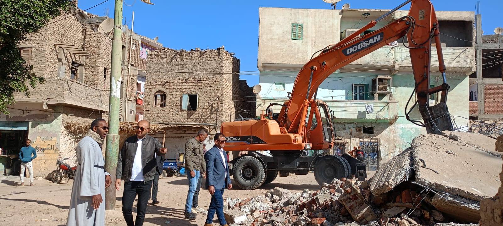 مدينة البياضية تزيل مسجد الشيخ البغدادي الآيل للسقوط مدينة البياضية تزيل مسجد الشيخ البغدادي الآيل للسقوط