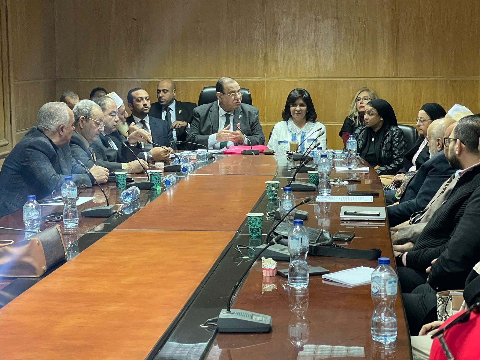 خلال الاجتماع (2)