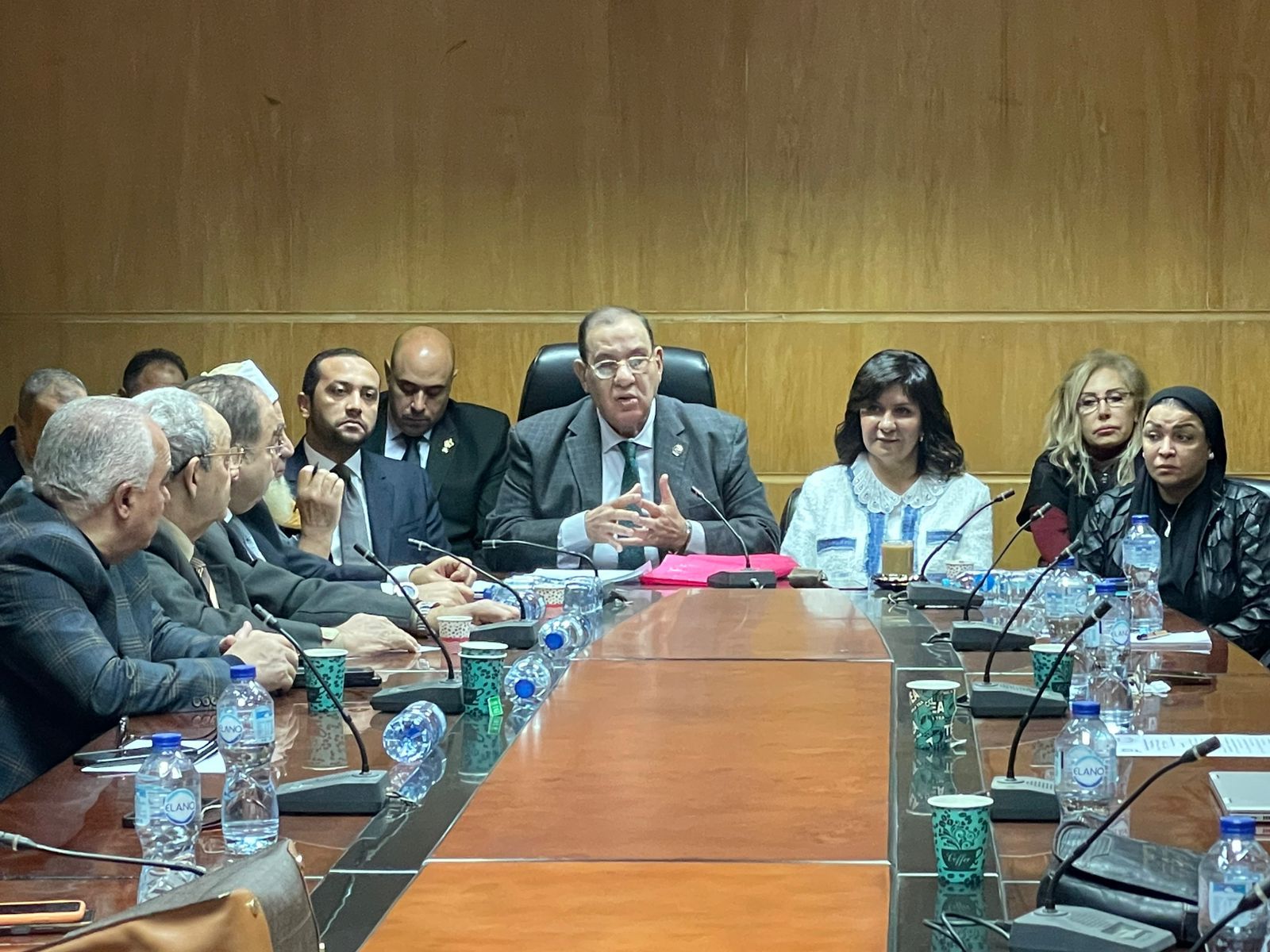 خلال الاجتماع (1)