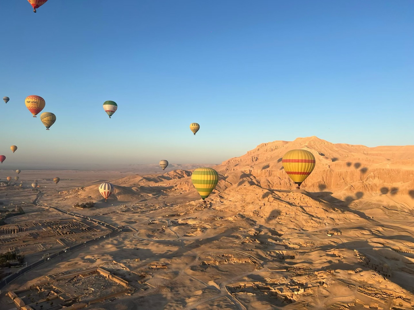 تحليق رحلات البالون الطائر بسماء الأقصر