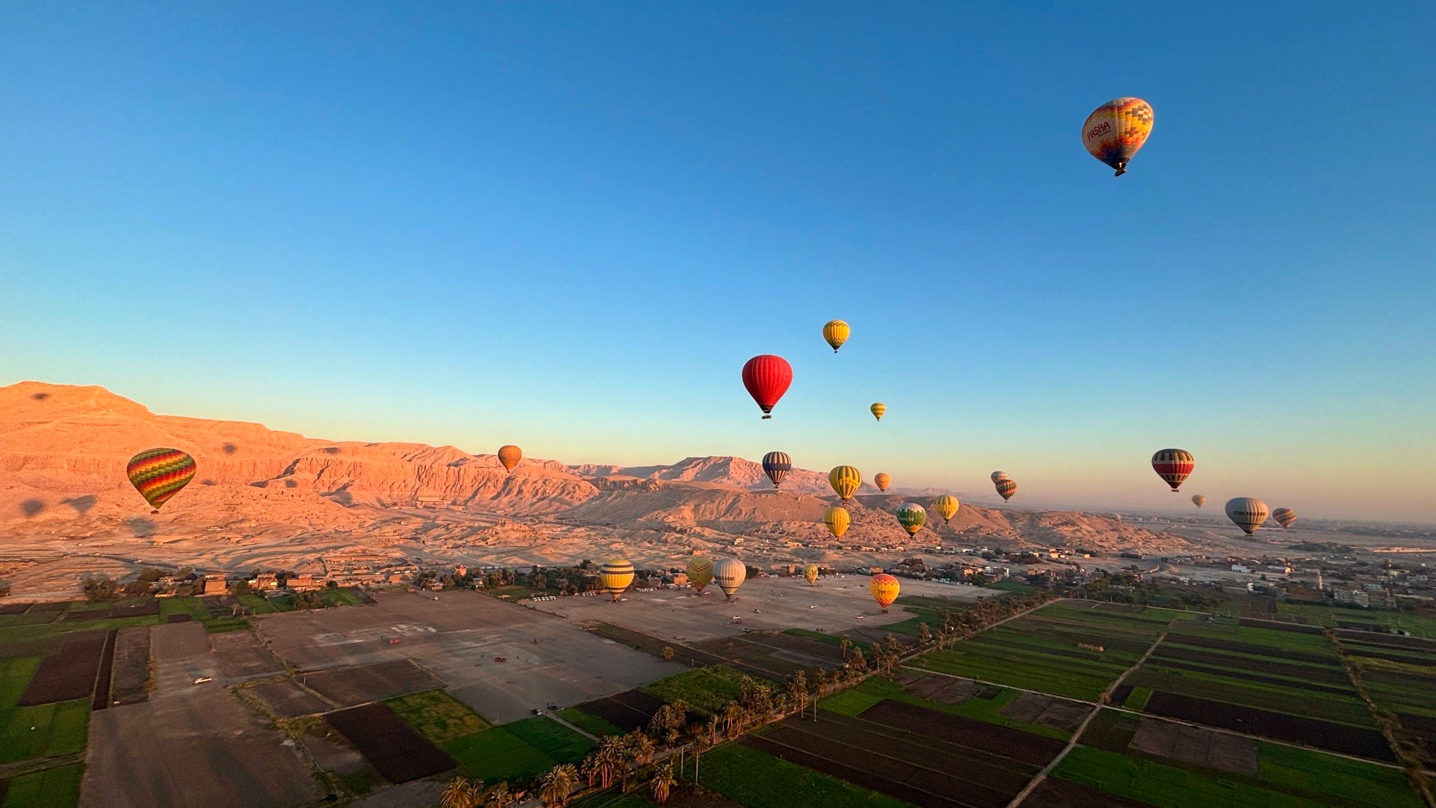 تحليق 1600 سائح على متن 60 رحلة بالون طائر في البر الغربى