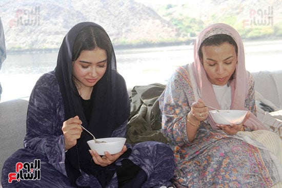 السيدات-يتناولن-التلبينة