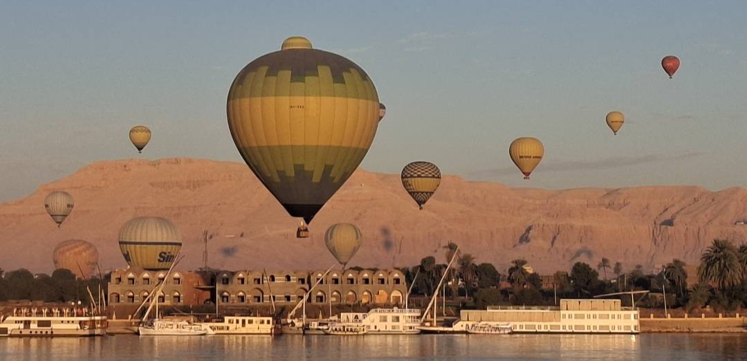 الأقصر تشهد تحليق 1600 سائح على متن 60 رحلة بالون طائر