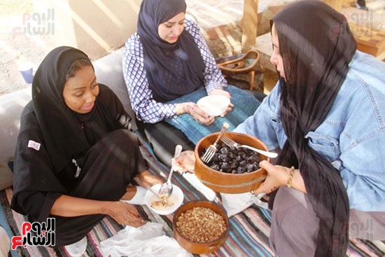 توزيع-التلبينة-على-السيدات