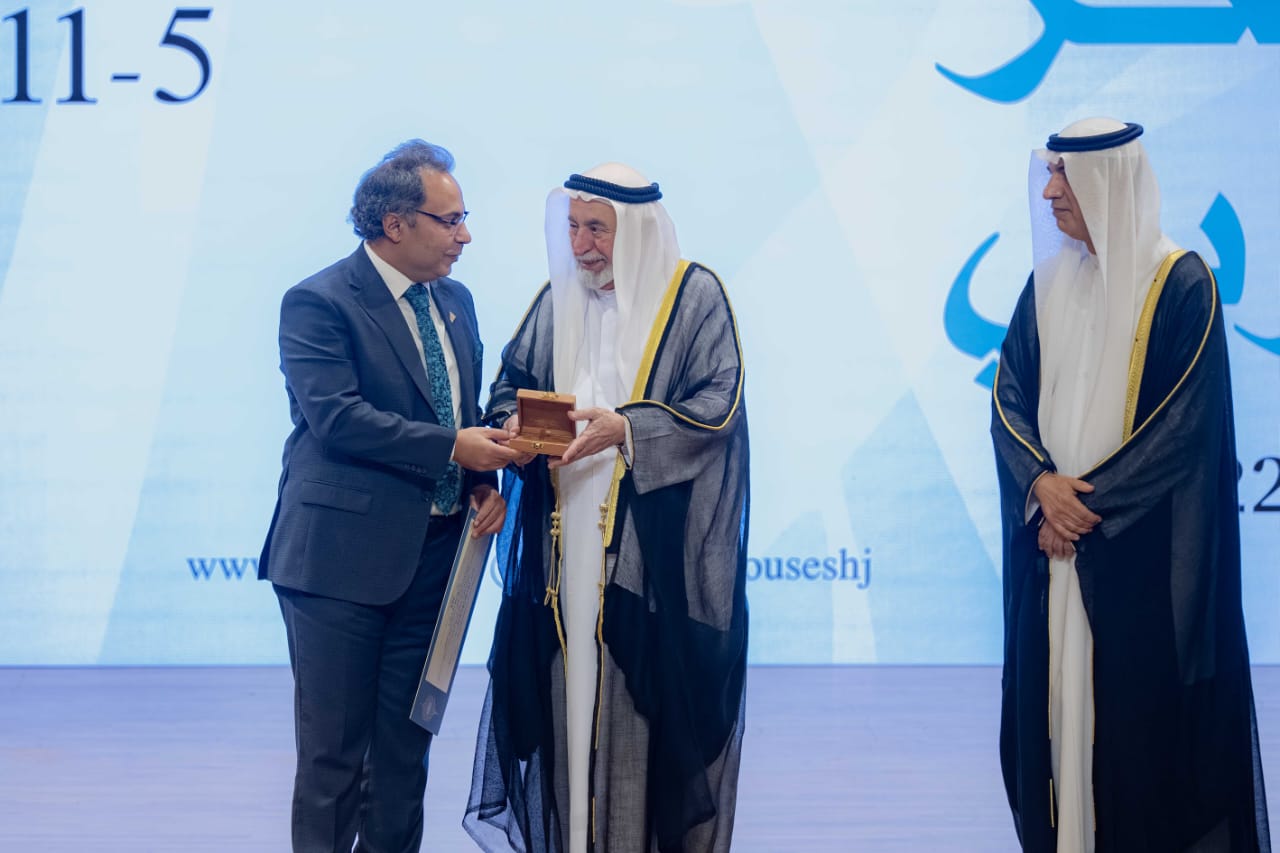 الشيخ الدكتور سلطان القاسمي يكرم الدكتور  أحمد بلبولة